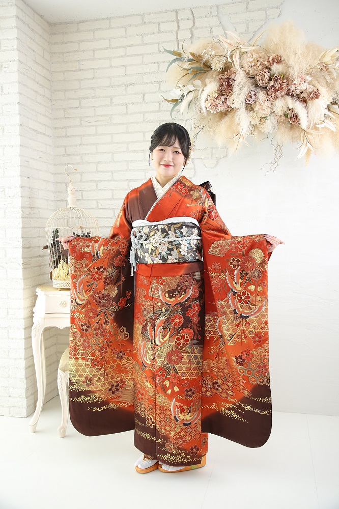 朱色の鳳凰柄の振袖を着た女性